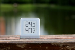 Display with e-ink technology, comfortable summer weather