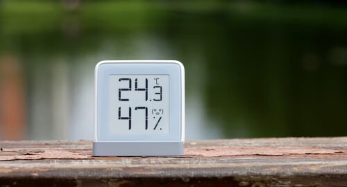 Display with e-ink technology, comfortable summer weather